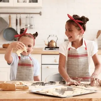 Brincar de cozinhar,uma das brincadeiras educativas da educação infantil