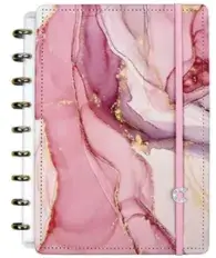 Caderno de disco capa de couro rosa marmorizada com detalhes em dourado no tamanho médio.