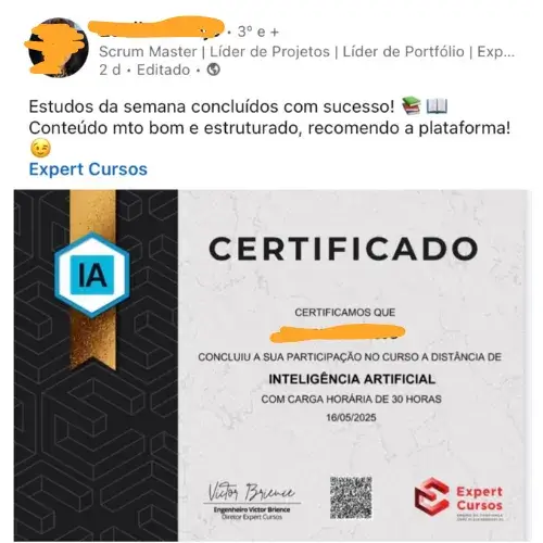 Profissional recebendo certificado do Curso de Inteligência Artificial para organizar tarefas, criar conteúdos e trabalhar com documentos, planilhas e apresentações.